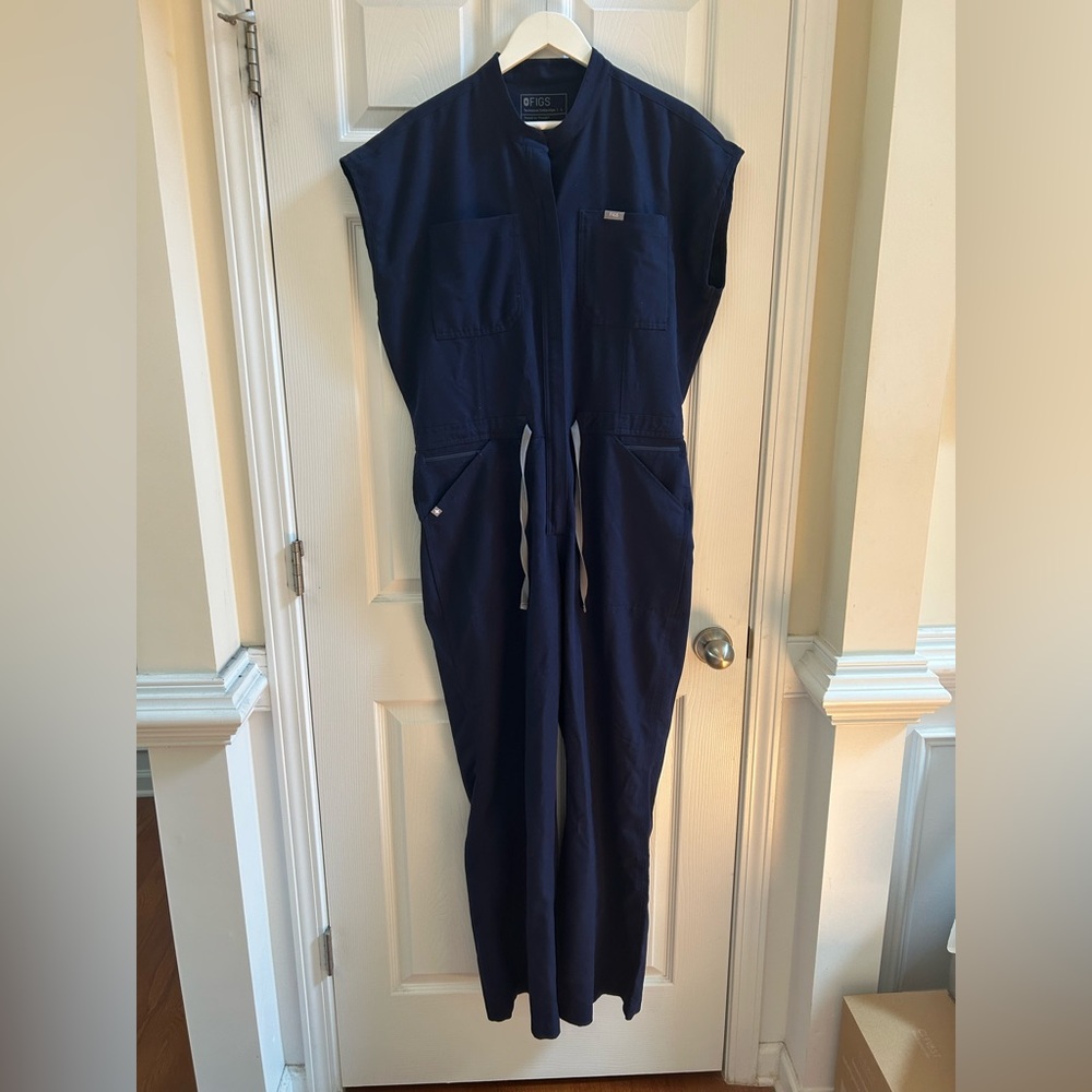 FIGS Rafaela Cargo Wide Leg ScrubJumpsuit™ in Navy Size L - Picture 7 of 11